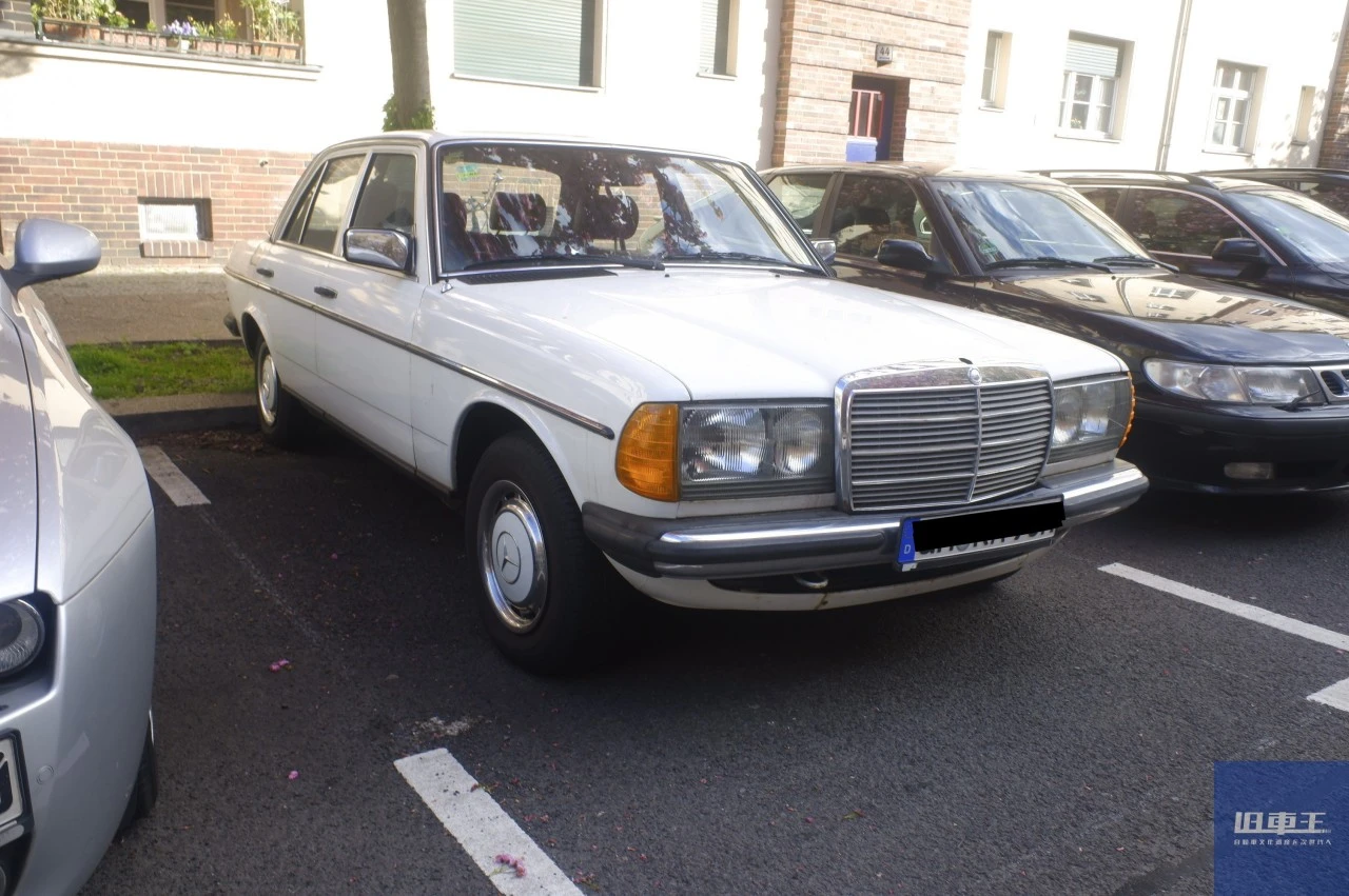 駐車場に停車するメルセデス・ベンツ W123 230E