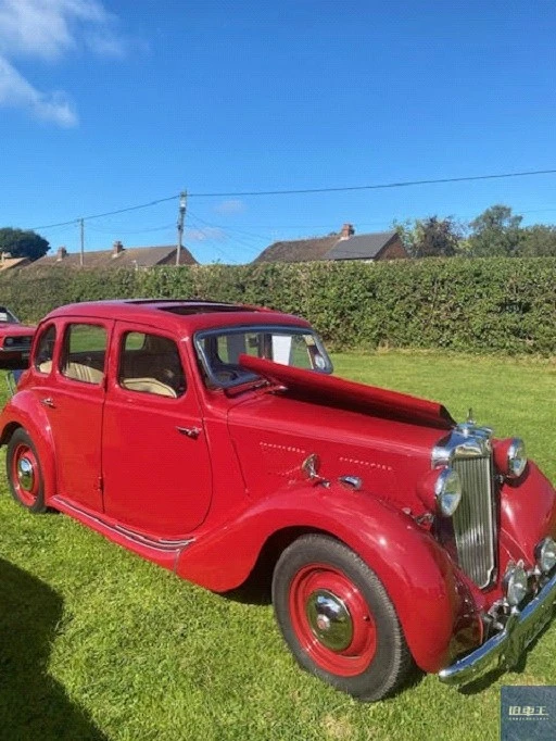 斜め前から撮影された赤いMG