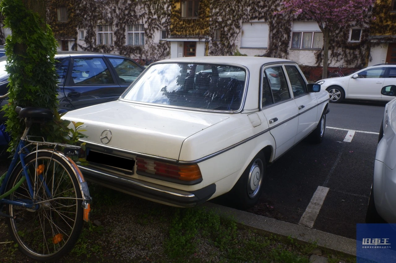 メルセデス・ベンツ W123 230Eの後ろ姿