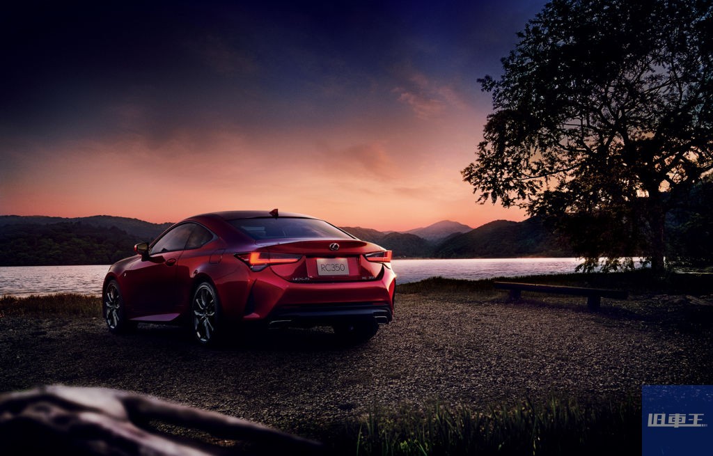 赤いレクサスが水辺に停車している