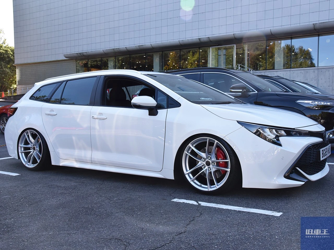 駐車場に停車する車