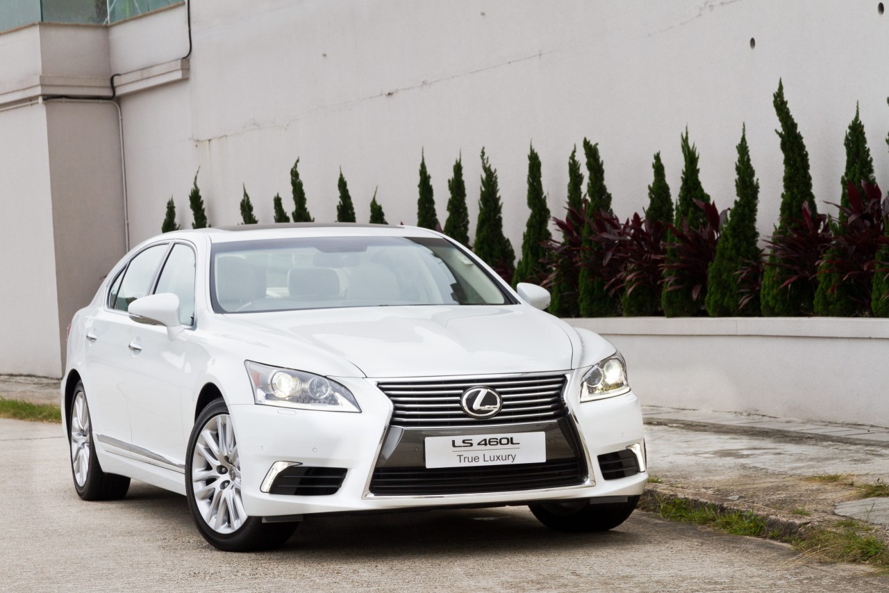 レクサスのフラッグシップ「LS」の維持費はどのくらい？内訳や目安を解説