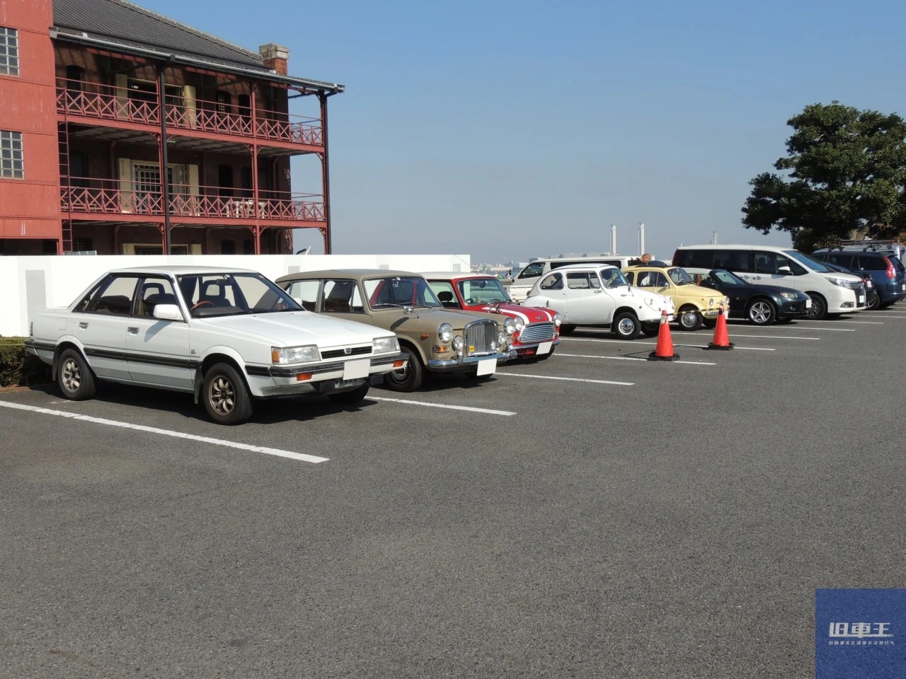 イベントのために集まった車が駐車場に停車している