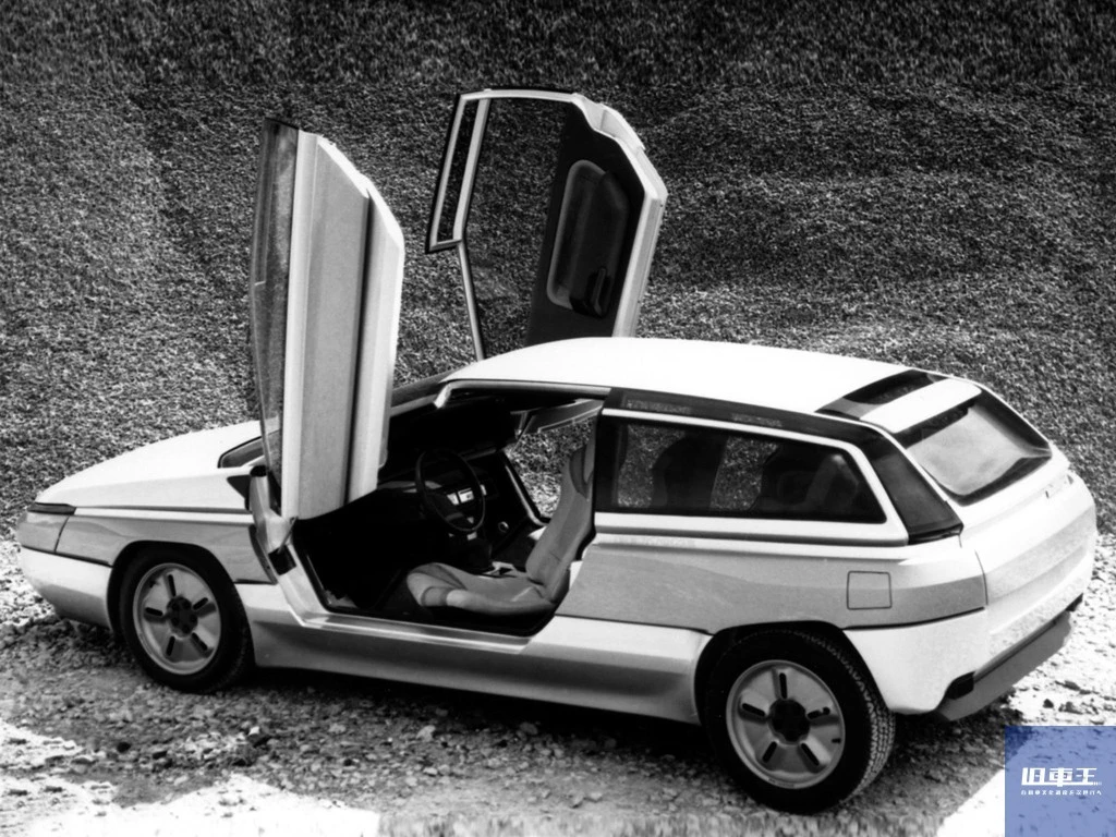 ドアを開けたシトロエン・サブリュ