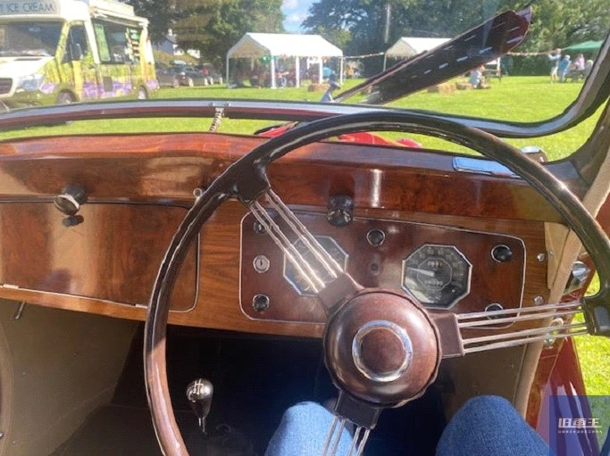 赤いMGの木製の大きなハンドル