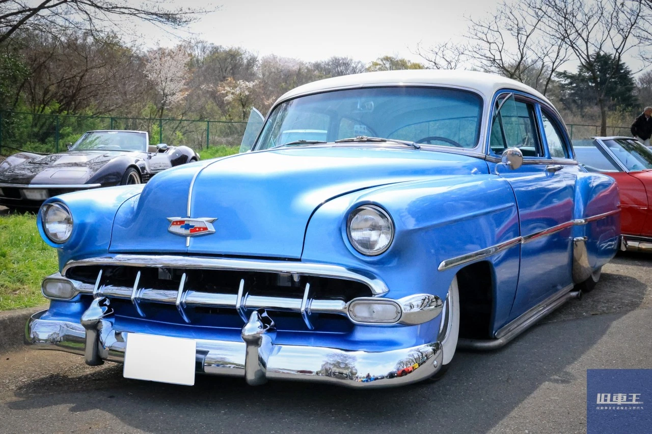 青いクラシックカー