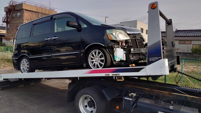 ナンバー 無しの車を廃車にする方法は？必要書類や手順を解説