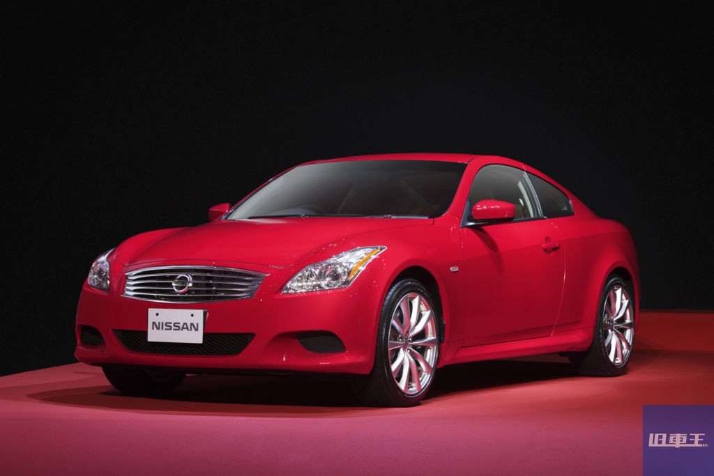 赤いニッサンスカイラインクーペ