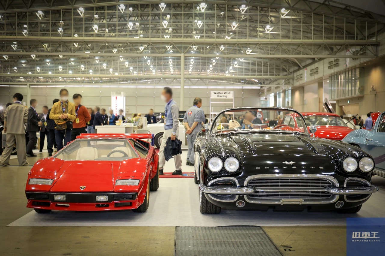 並んで展示されているカウンタックとコルベット