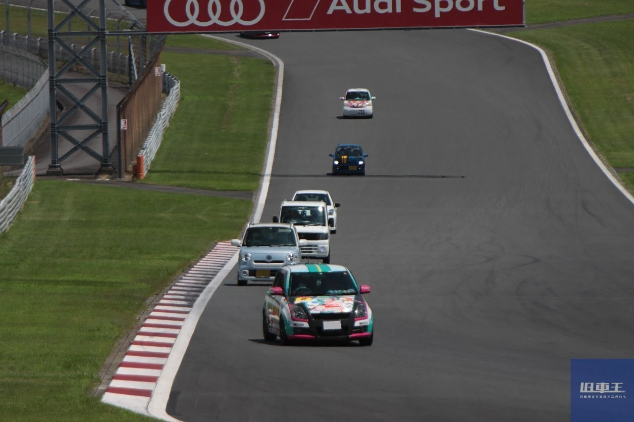 サーキットを走る車