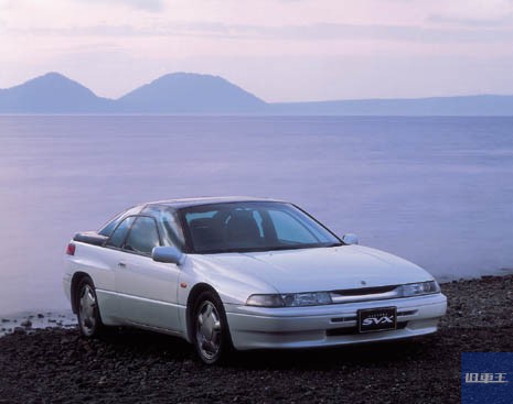 水辺に停車しているアルシオーネSVX