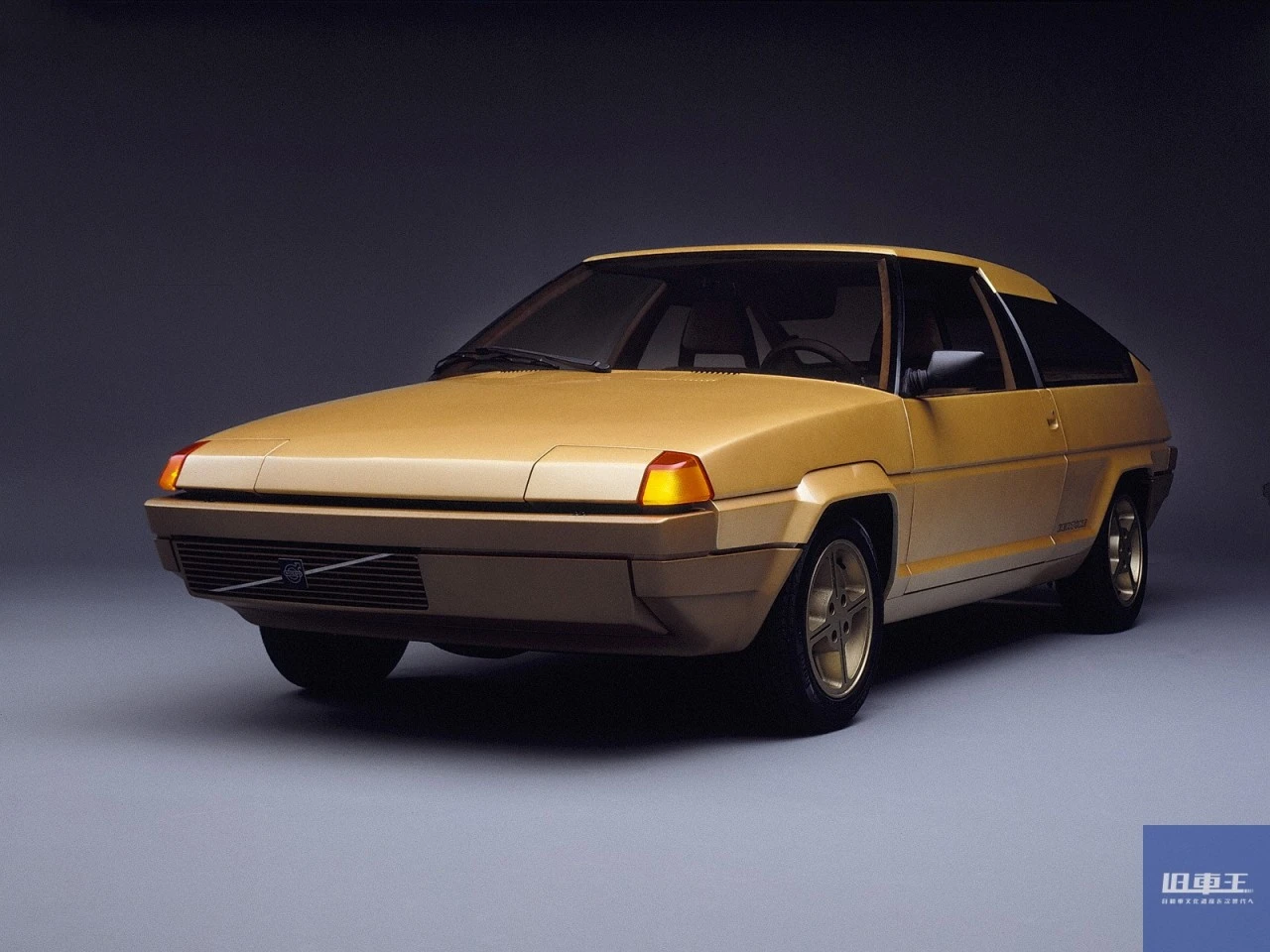 ゴールドのボルボ・ツンドラ