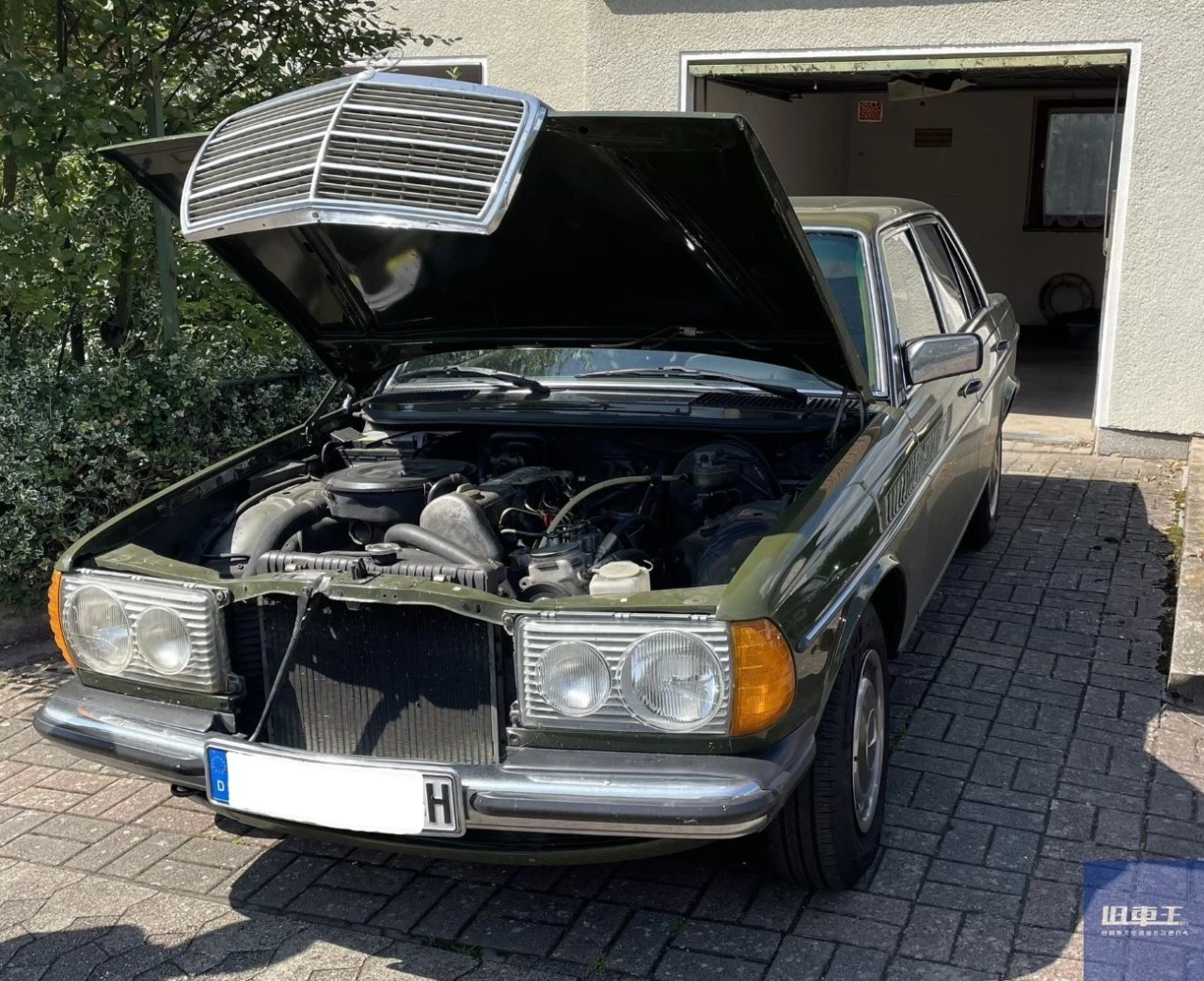 ボンネットを開けた240D