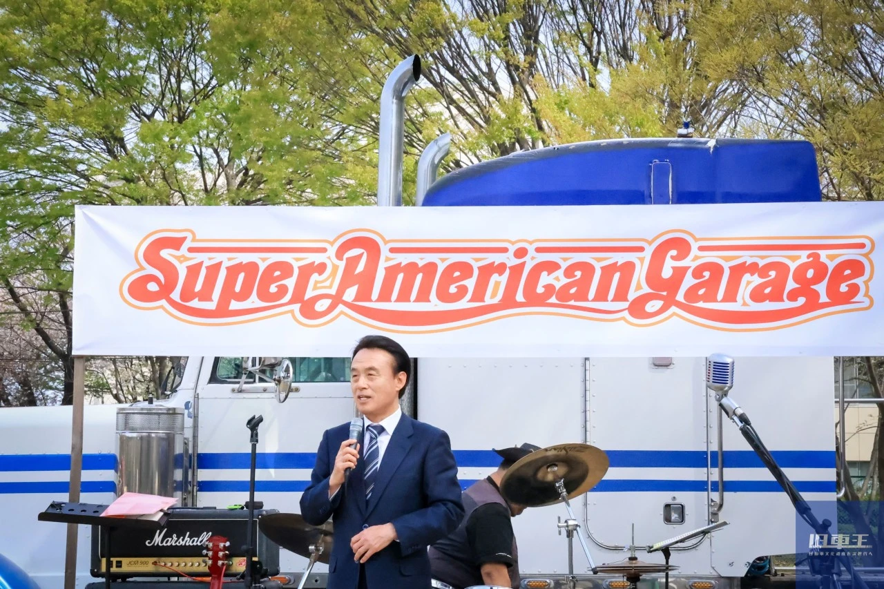 朝霞市長がステージで話をしている