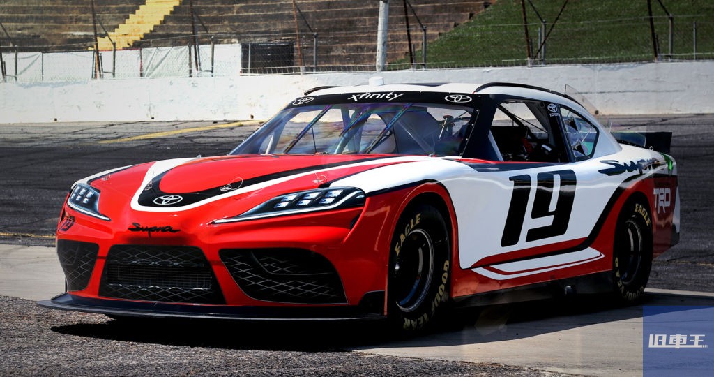 赤色の新型スープラ