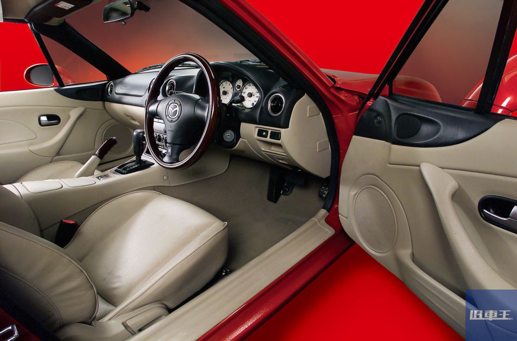 ドアを開けて停車しているロードスタークーペ