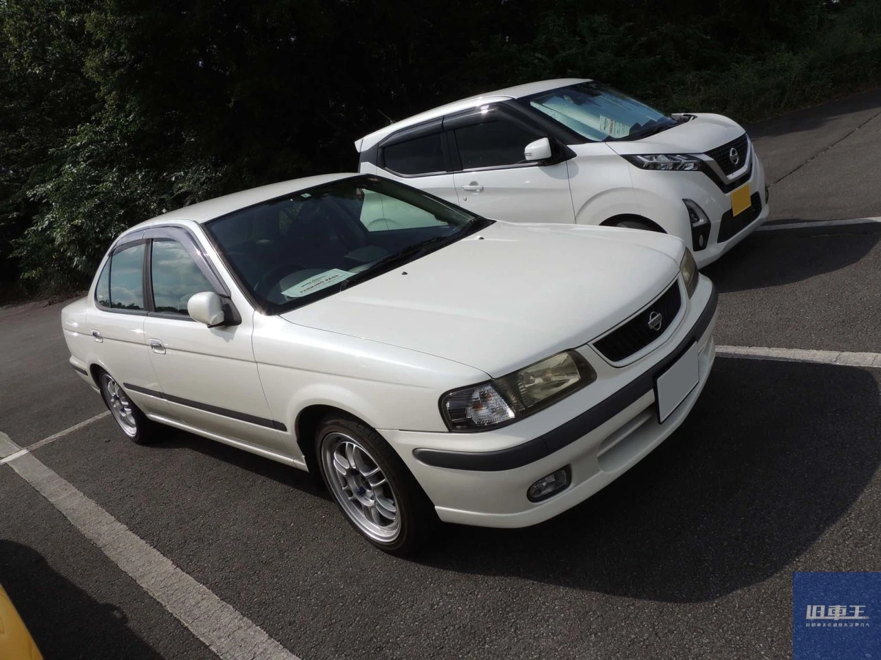 白いニッサンサニー