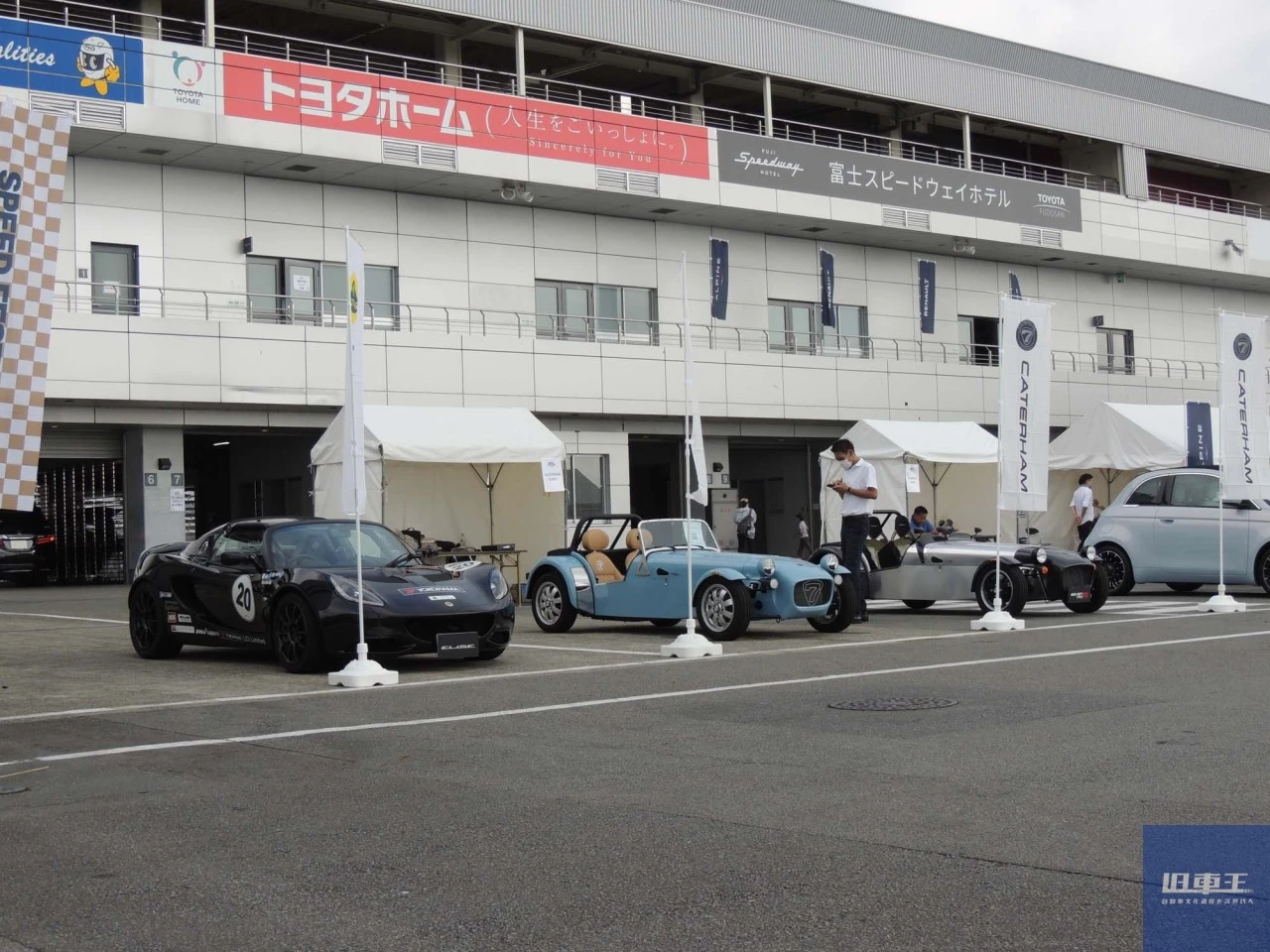 駐車スペースに停車した車