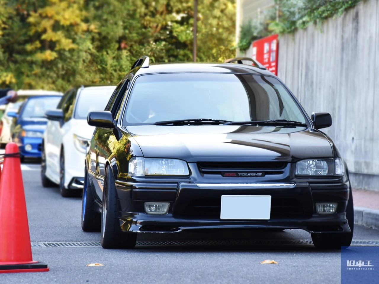 路上に停車しているカローラとスプリンター