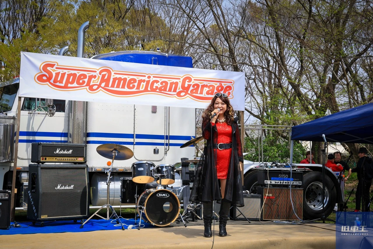 笑顔でステージに立つ女性