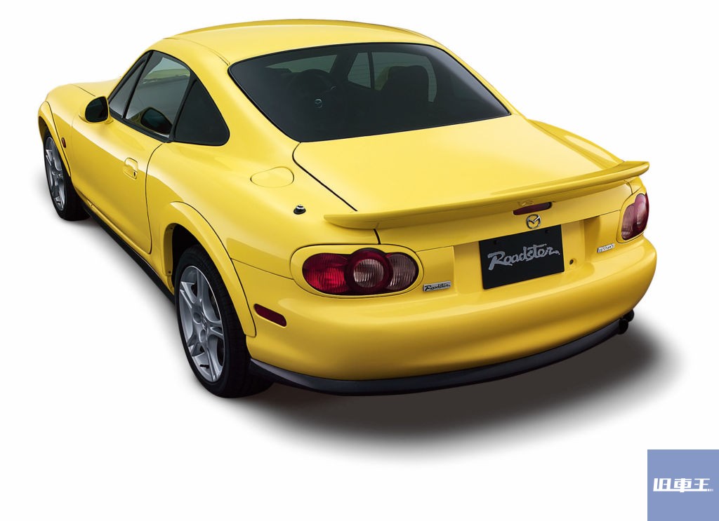 後ろから見た黄色いロードスタークーペ