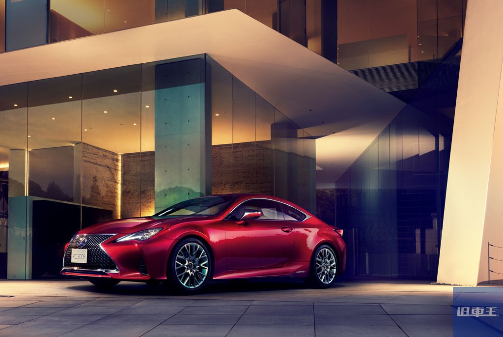 赤いレクサスRCの停車イメージ
