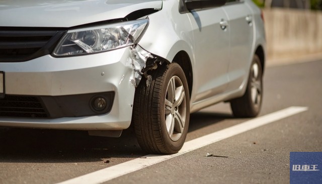 エアロが割れた車