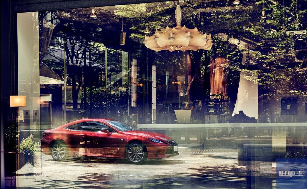 窓に反射する真っ赤なレクサスRC