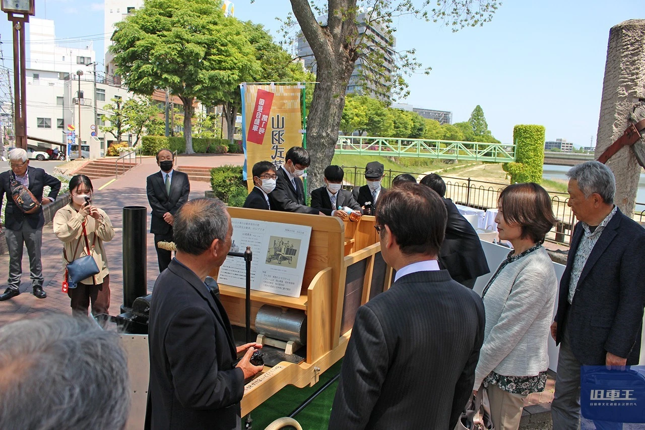除幕式で展示された山羽式蒸気自動車のレプリカ