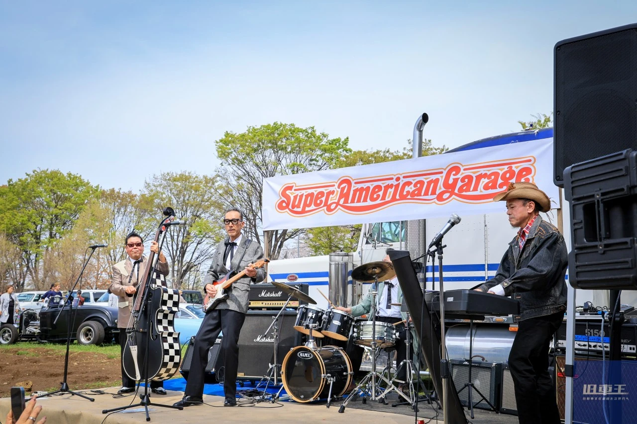 演奏している男性4名