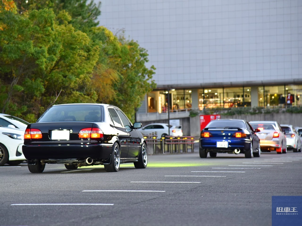 新旧のカローラとスプリンター