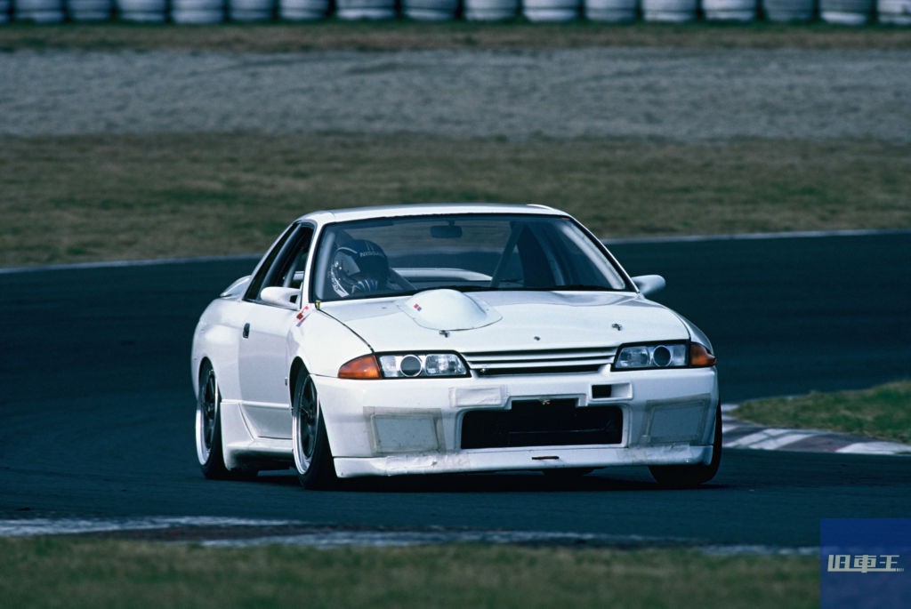 走行中の白いスカイラインGT-R