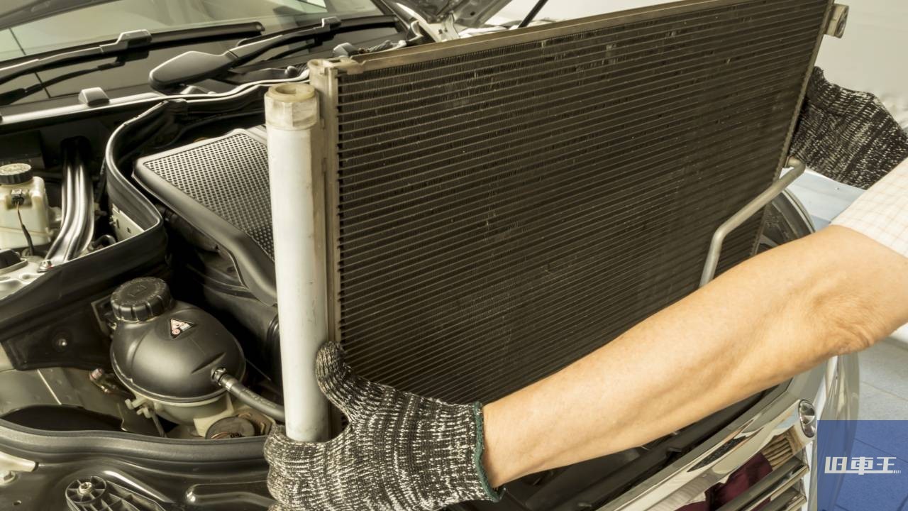 ラジエーターを持ち上げている