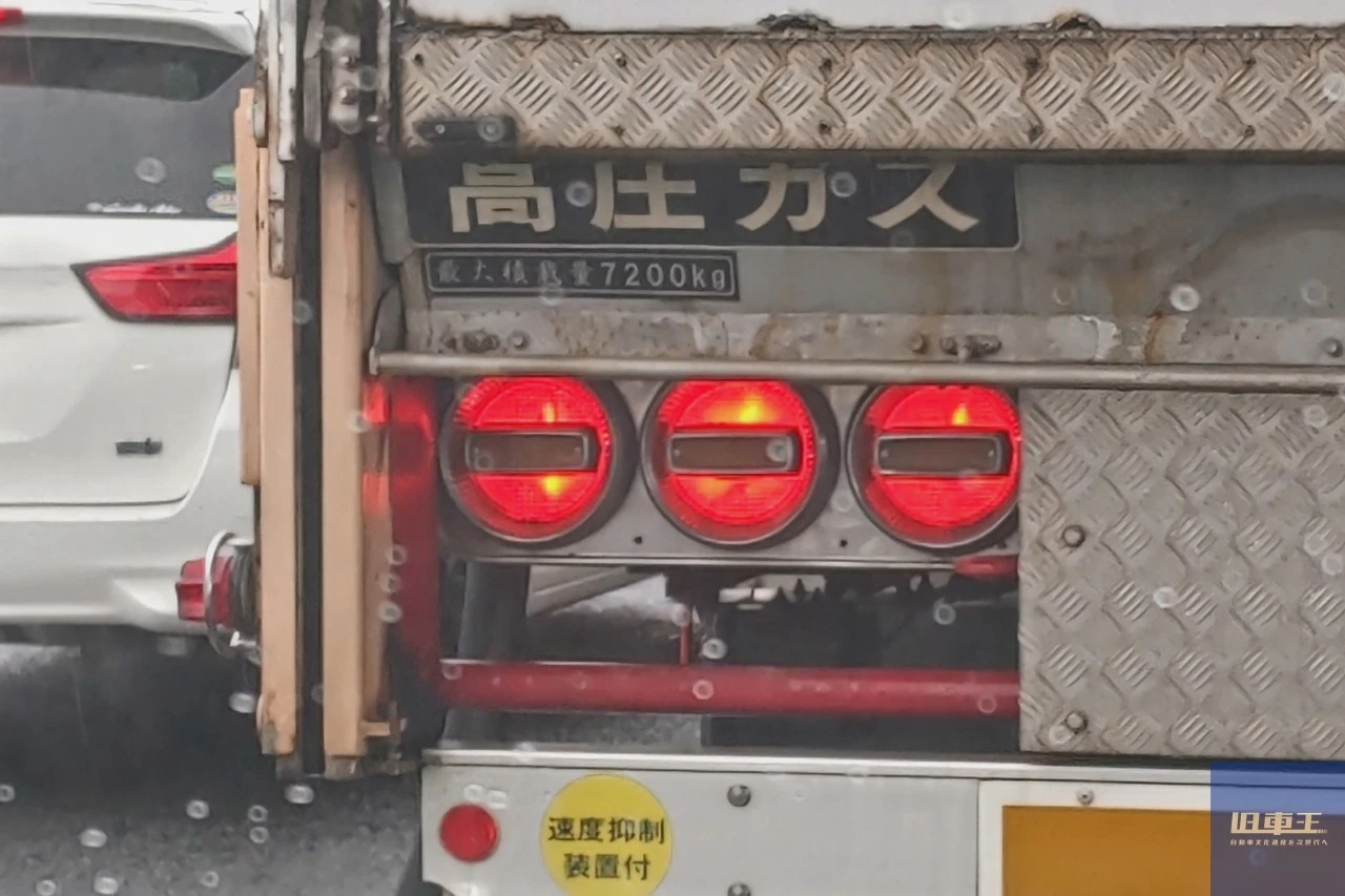 トラックのテールランプ