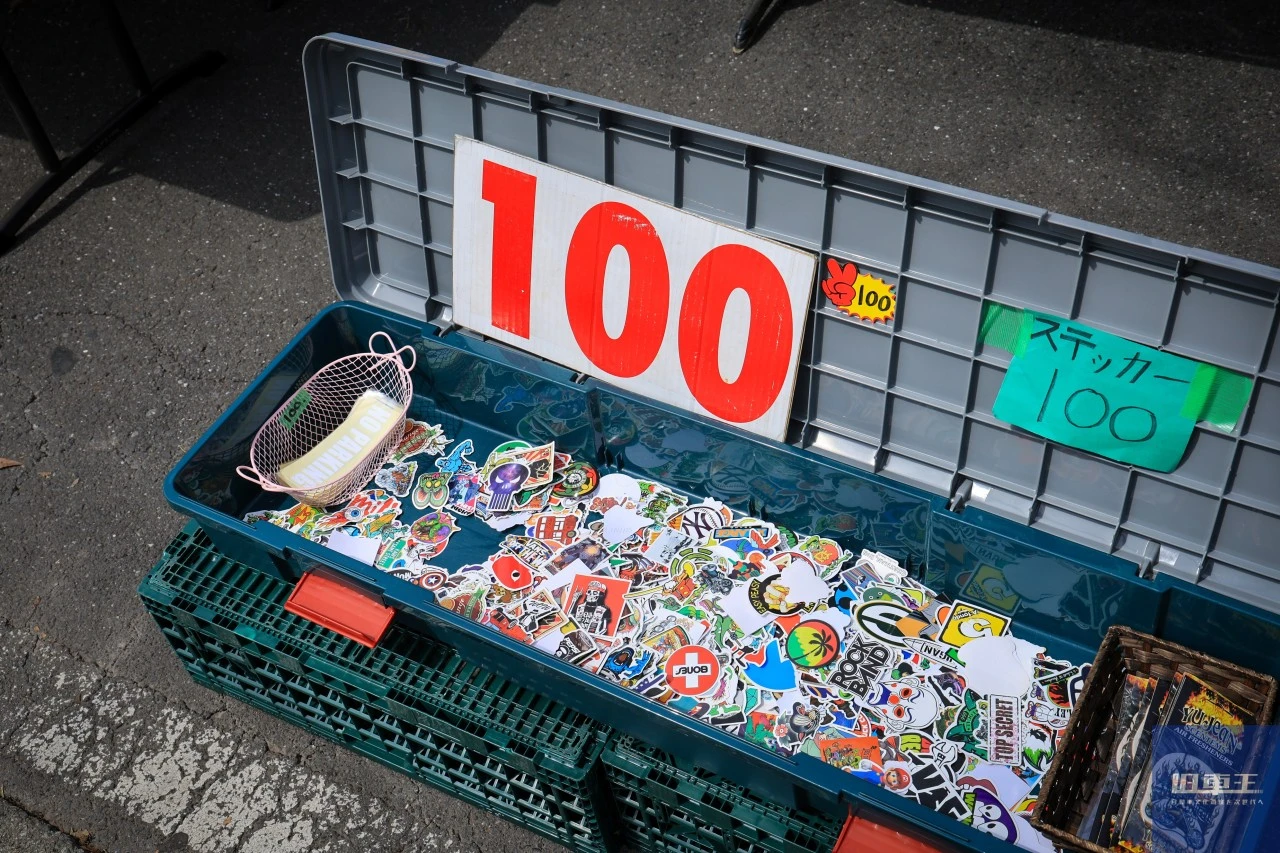 100円で販売されているステッカー