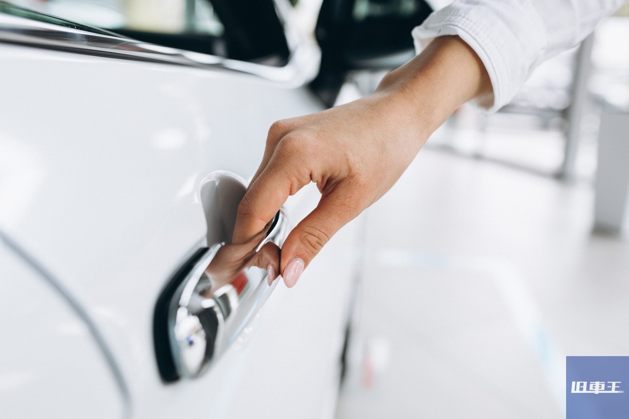 車のドアを開けようとしている