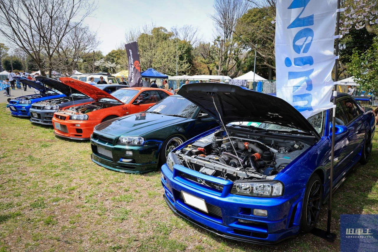 R34スカイラインが並んでいる