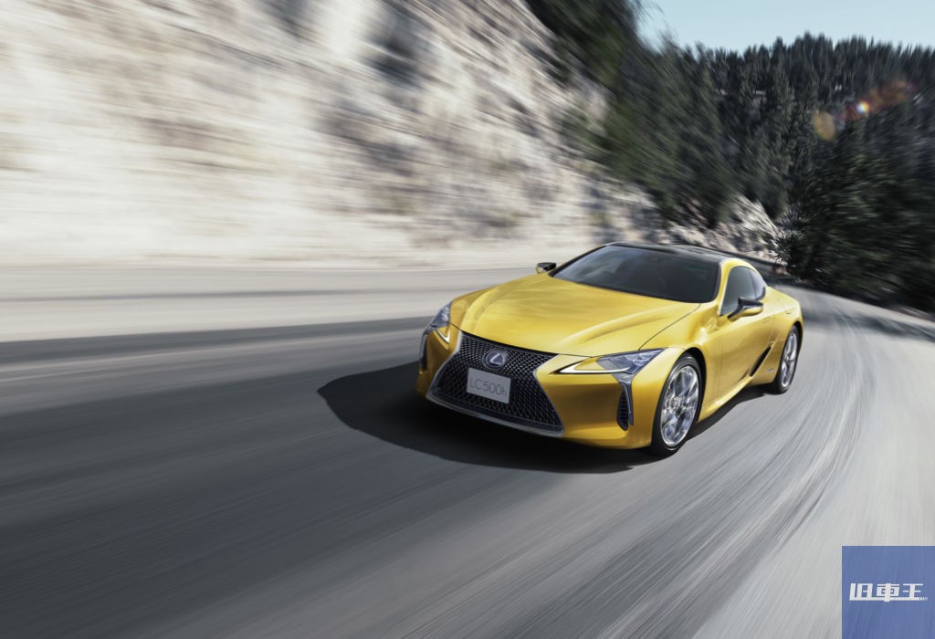 走行中の黄色いレクサスLCのイメージ