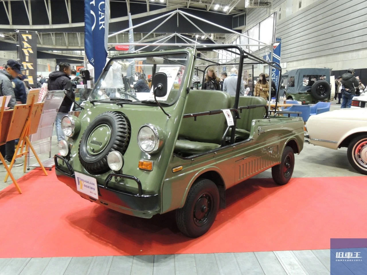 レッドカーペットに停車しているスズキ・フロンテ