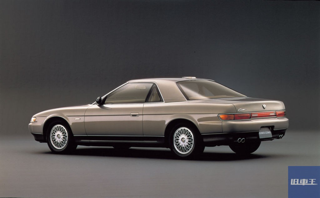 斜め後ろから見たユーノスコスモ