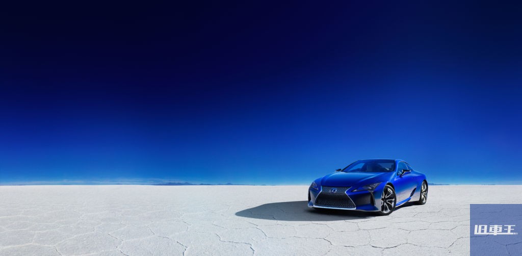 青空の下で停車している青いレクサスLC