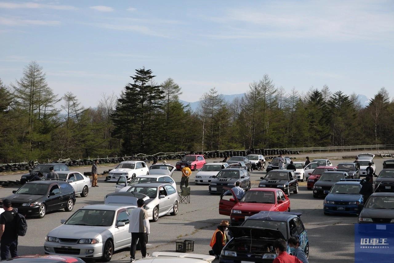 駐車場に集まったクルマ
