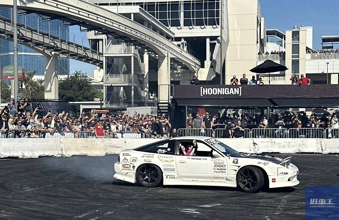 イベント会場でドリフトをする様子