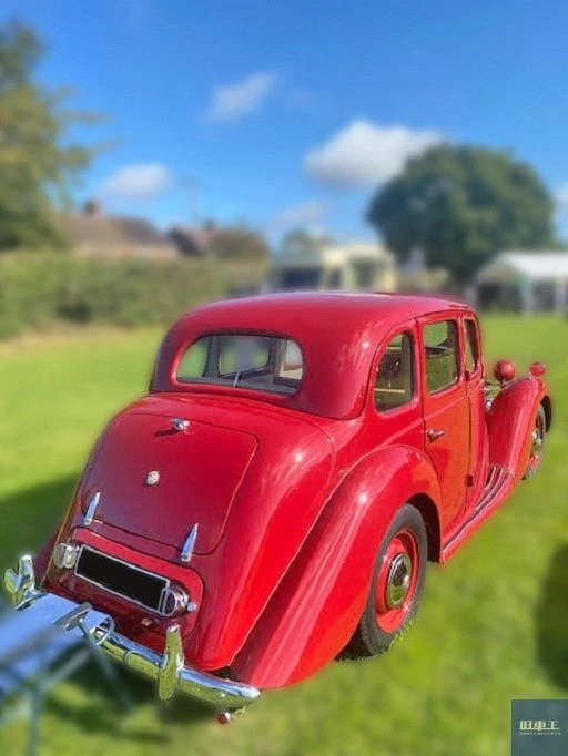 赤いMGの後ろ姿