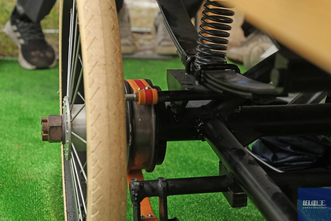 平ベルトがついているブレーキ