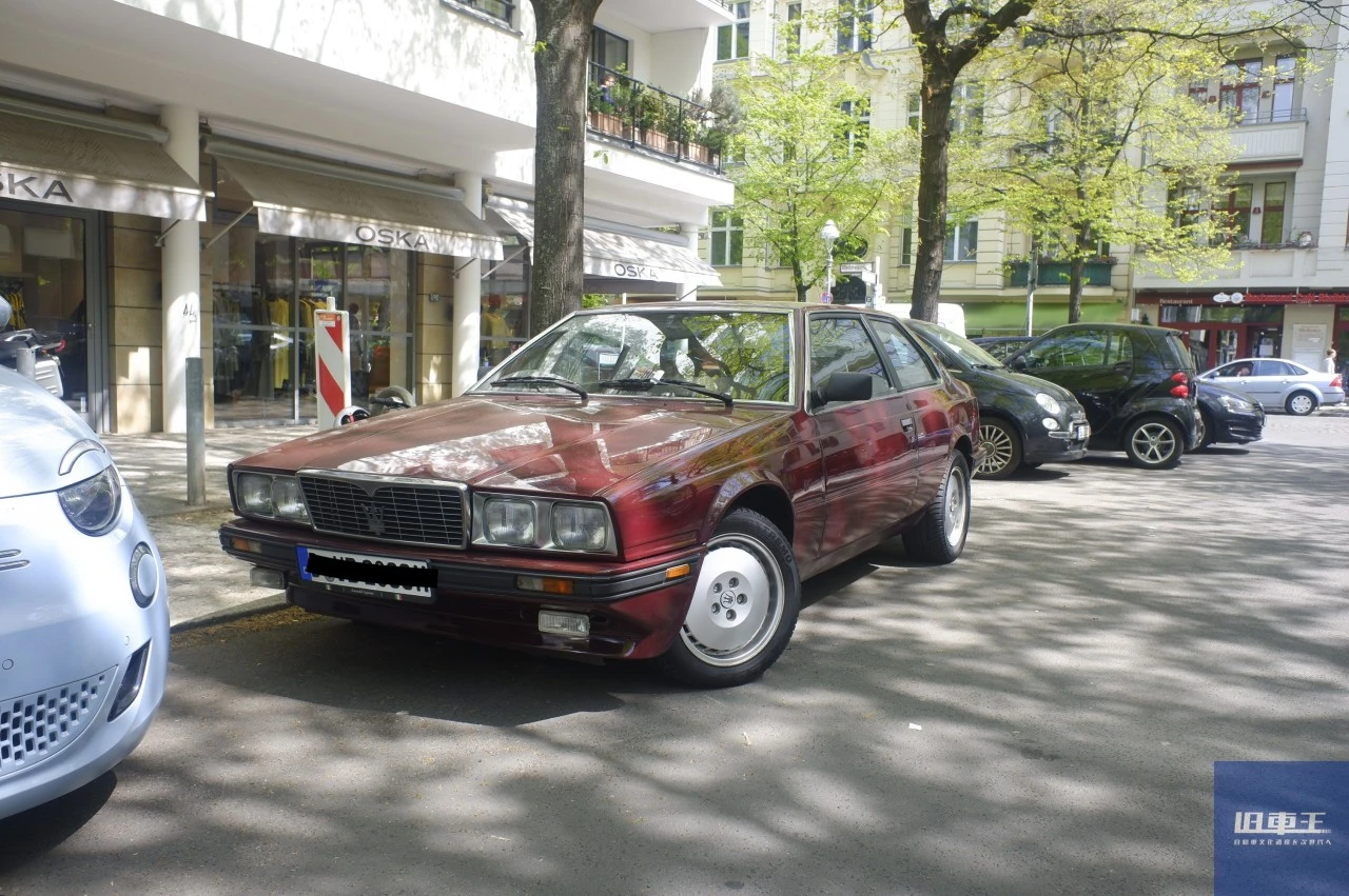 路上に停車しているマセラティ 222