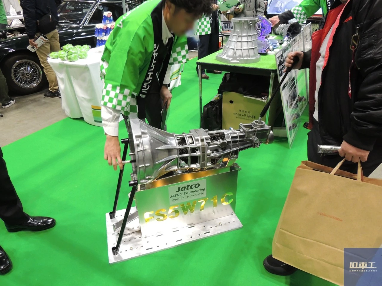 jatcoブースでエンジニアが実演する様子