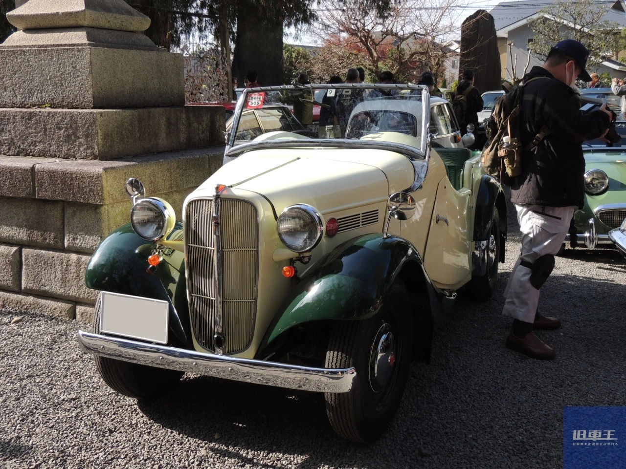 境内に停車するダットサン