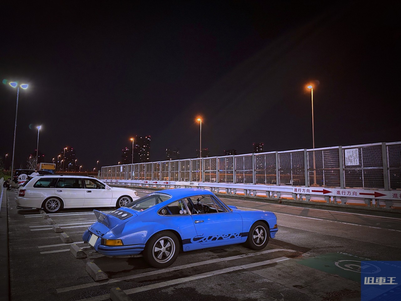 夜のパーキングエリアに停車したポルシェ911S
