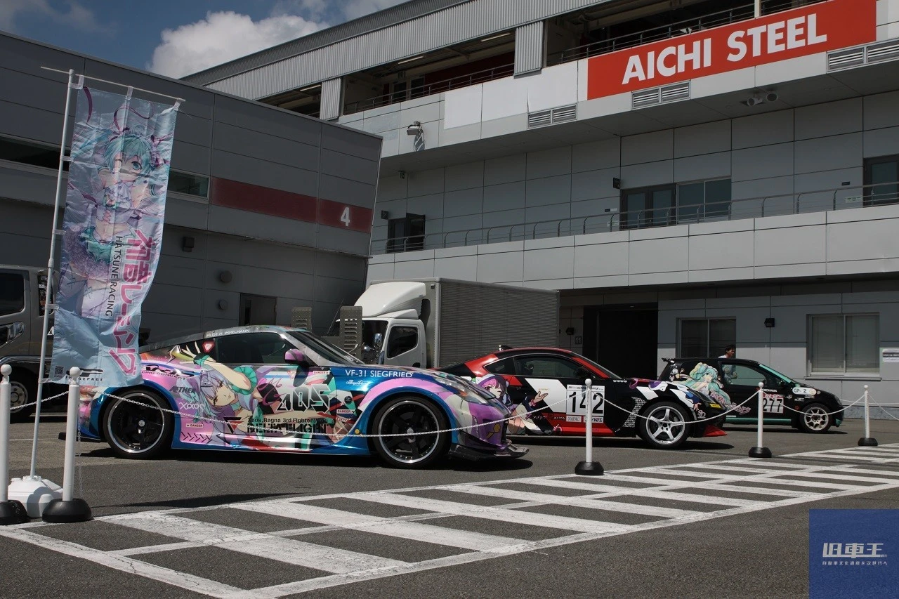初音レーシングののぼりとカスタム車